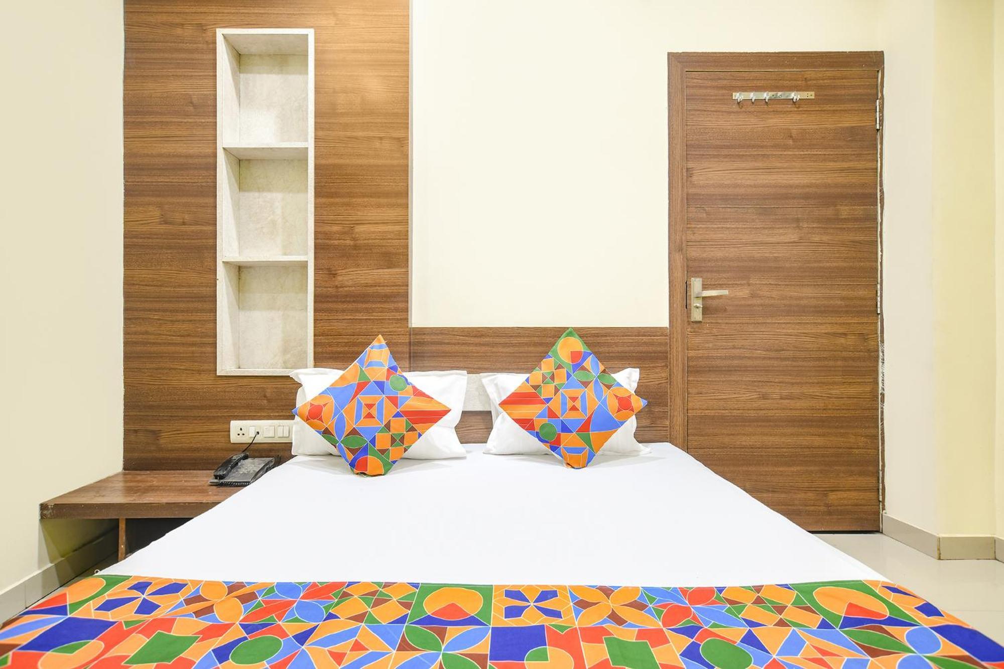 Hotel Fabexpress Blue Star Ujjain Zewnętrze zdjęcie